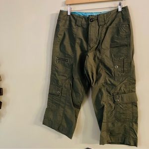 Eddie Bauer size 10 green cargo capri pants
